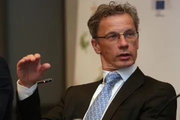 Zakone provodi selektivno, štiti banke i ne traži propisane kazne