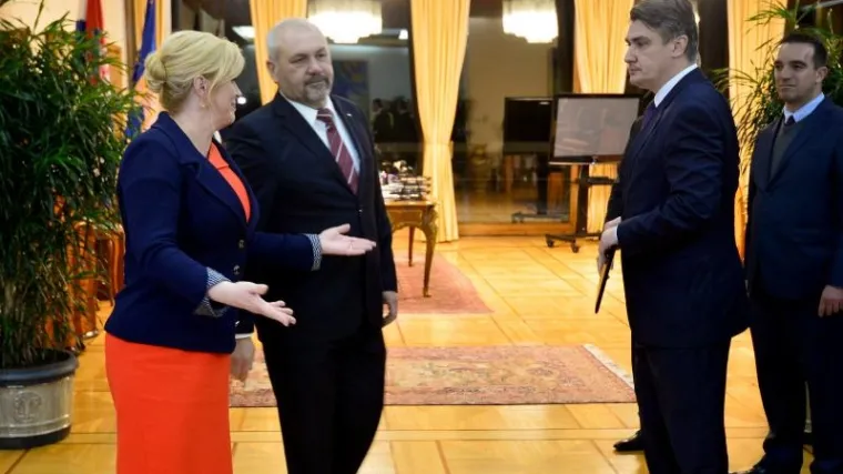 Ured predsjednice dematirao Milanovića: 'Ni u jednom trenutku potpise nije pokazao predsjednici'