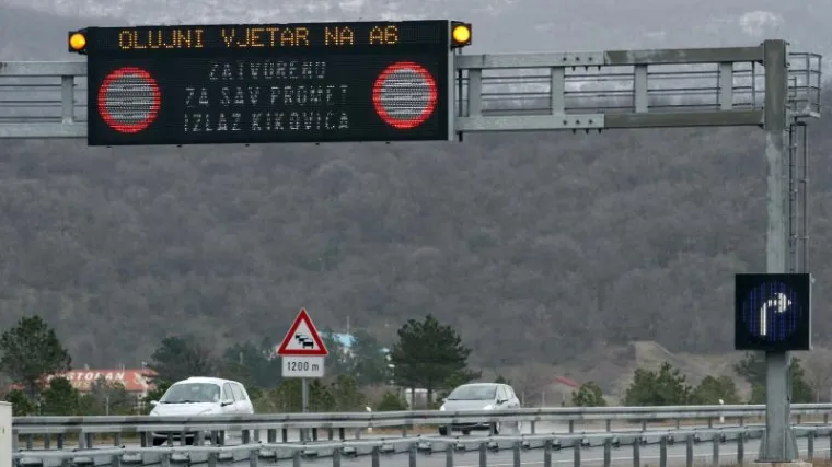 Orkanski vjetar zatvorio dionicu A1, snježni nanosi stvaraju probleme u Gorskom kotaru i Lici