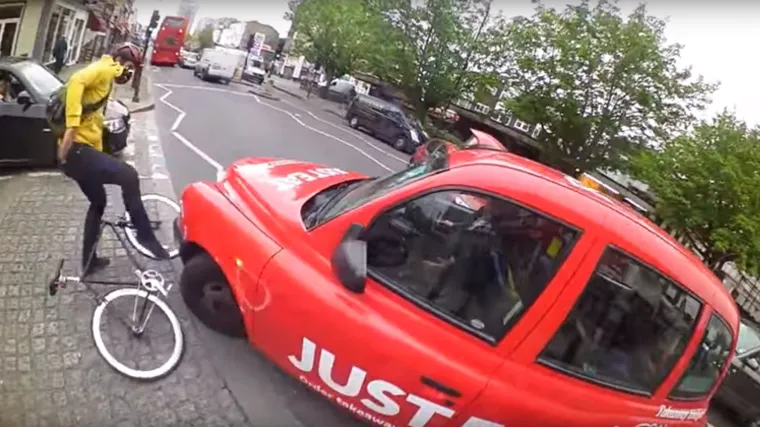 Sudar biciklista i taksija zavr&scaron;io bez posljedica, ali pokrenuo lavinu rasprava