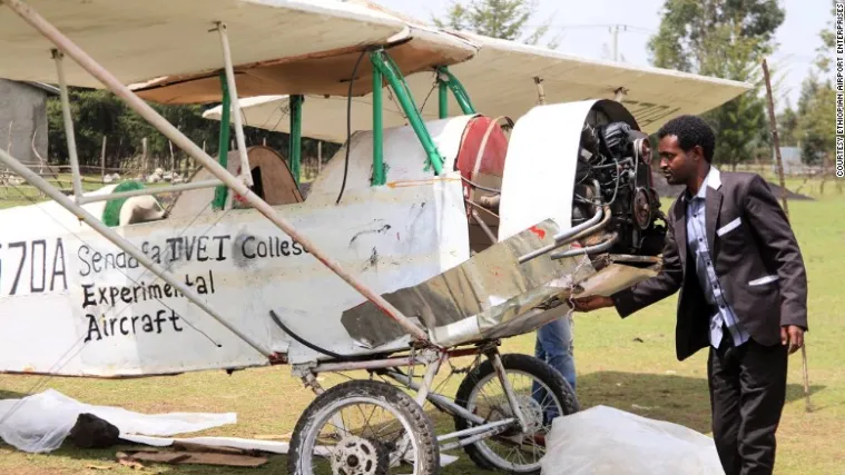 Gledajući YouTube napravio avion kojim sada leti na vjenčanje