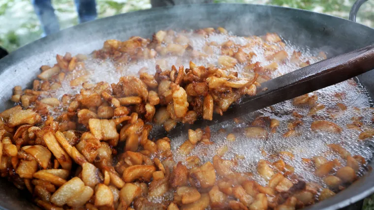 Vodimo vas na Čvarakfest u Karancu: saznajte kako savr&scaron;eno napraviti ovu omiljenu slavonsku deliciju