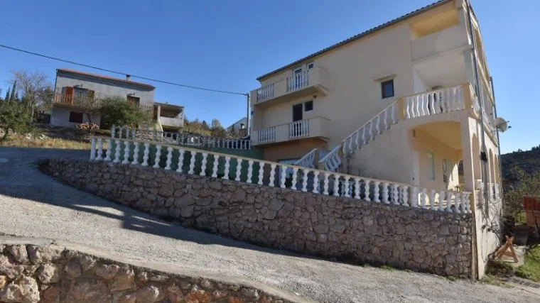 Strava kod Starigrada: mladić (22) više puta izbo vlastitu djevojku (21) s kojom je živio