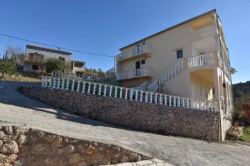 Strava kod Starigrada: mladić (22) više puta izbo vlastitu djevojku (21) s kojom je živio