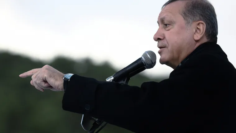 'Turci podupiru ISIL na vi&scaron;e načina: pomažu militantima da prodaju ukradenu iračku i sirijsku naftu'