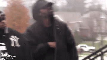 Doveo grupu crnaca bijelcima pred vrata, evo kako su reagirali