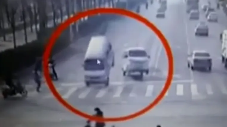 Evo za&scaron;to su poletjeli kombiji na križanju u Xingtaiju