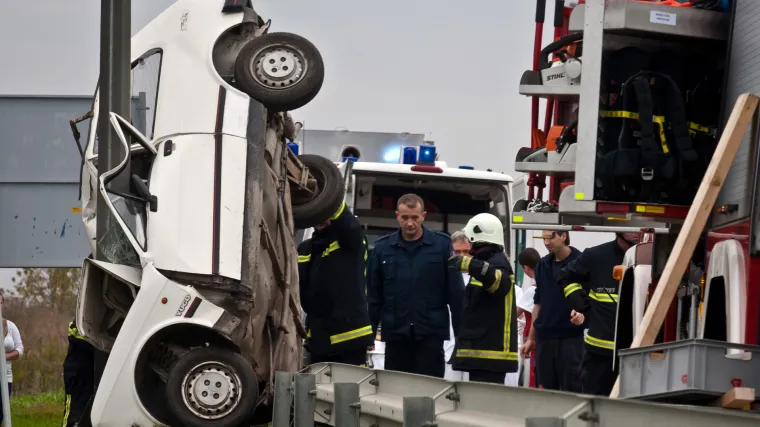 Nesreća u &Scaron;ibeniku: mladi vozač sletio s ceste, zabio se u stup i zadobio ozljede opasne po život
