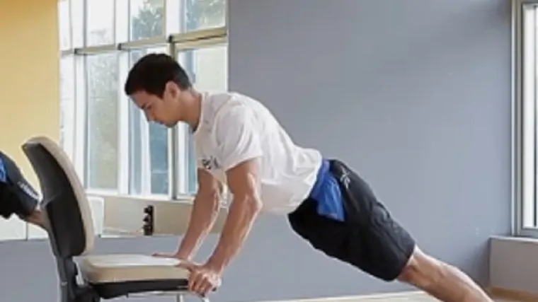 Za radnim stolom možete raditi čak i sklekove, pogledajte kako