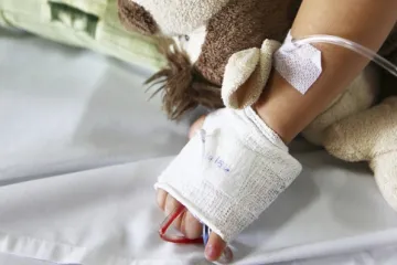 Curici (2,5) operirano spolovilo, mama tvrdi da je pala niz stepenice