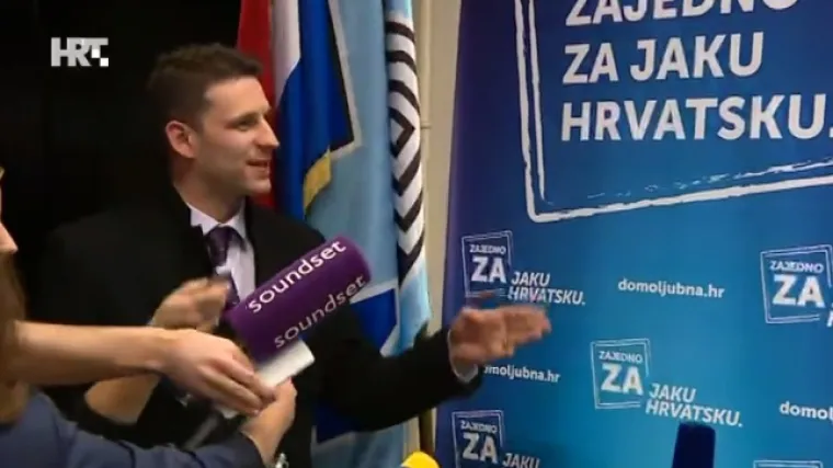 Jedva ga nagovorili da stane ispred plakata Domoljubne koalicije