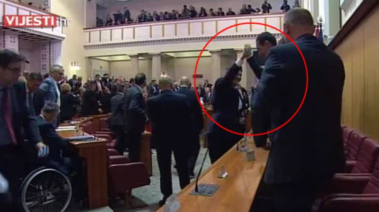 &Scaron;to stoji iza Milanovićevog 'high fivea': misli li premijer da je sada bliže dogovoru s MOST-om?