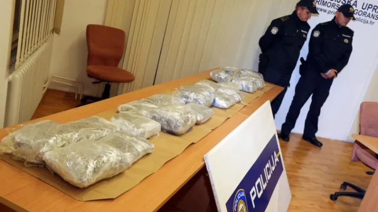 Riječki carinici u vozilu taksista pronašli preko 20 kilograma marihuane