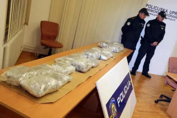 Riječki carinici u vozilu taksista pronašli preko 20 kilograma marihuane
