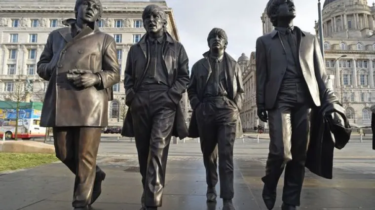 U Liverpoolu otkriven impozantni brončani spomenik legendarnih Beatlesa