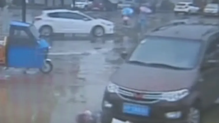 Otac nehotice pregazio vlastitu djecu