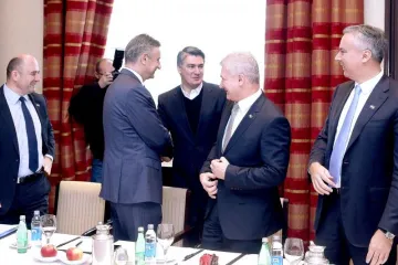 SRDAČAN POZDRAV: Milanović sa smije&scaron;kom pozdravio Karamarka i Brkića