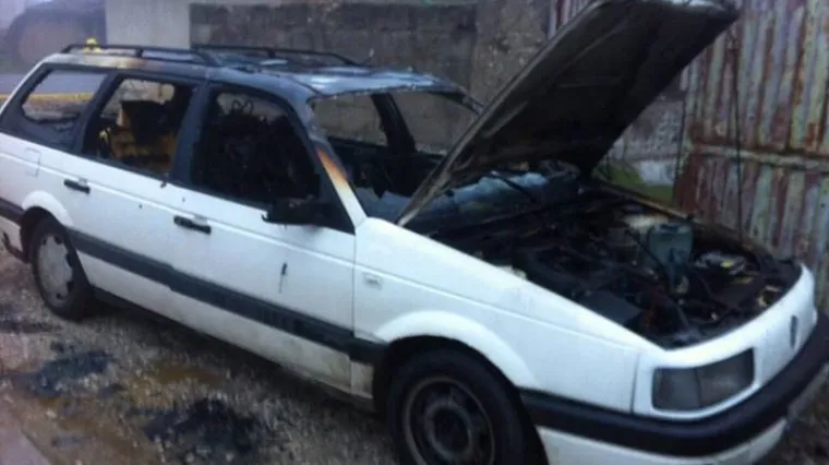 Srbi zastra&scaron;eni: u kosovskom selu ispaljeni hici na kuće, zapaljeno vozilo i kiosk, demoliran spomenik...