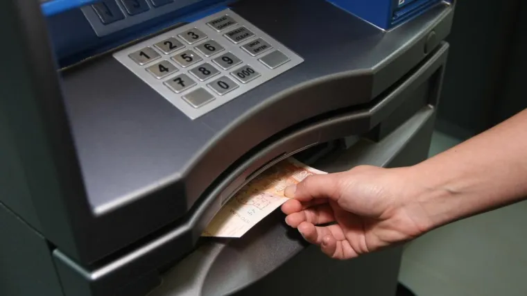 Prona&scaron;ao novac na bankomatu kod trgovačkog centra i vratio ga