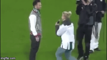 Cura zaprosila dečka pred punim stadionom i saznala za&scaron;to je to glupa ideja