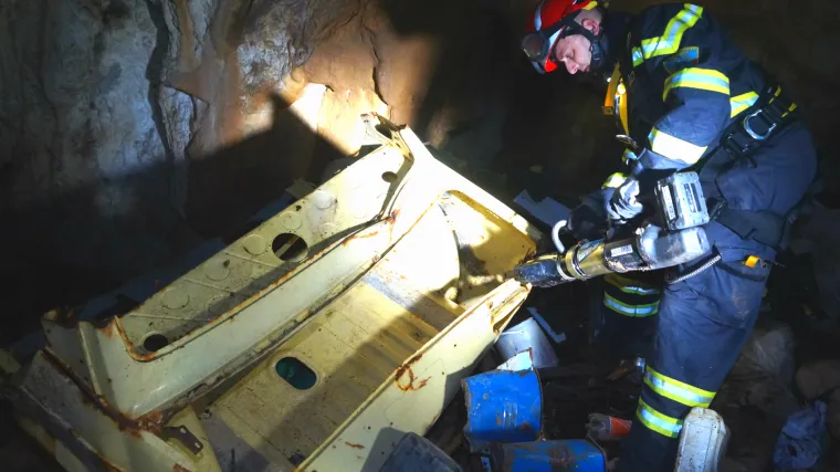 Vatrogasci izvlačili automobil s dna jame