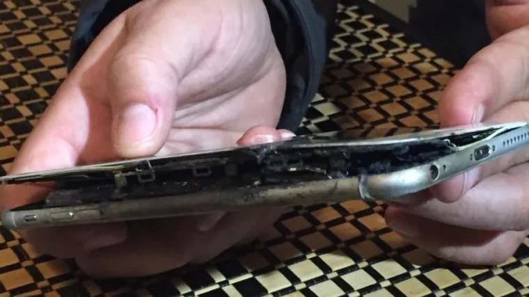 Skidao hlače jer mu se u džepu zapalio iPhone