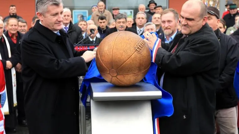 &Scaron;uker i Miličević otkrili spomenik prvoj nogometnoj lopti u Hrvatskoj