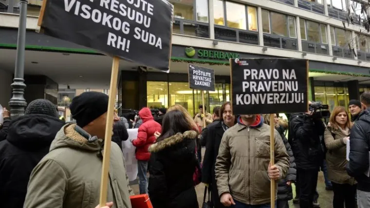 Članovi udruge Franak blokirali poslovnicu banke, okupirali su šaltere