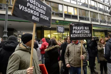 Članovi udruge Franak blokirali poslovnicu banke, okupirali su šaltere