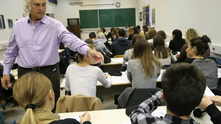 Srednjo&scaron;kolci koji ne idu u crkvu vi&scaron;e podupiru građanska i politička prava, a oni koji idu - socioekonomska