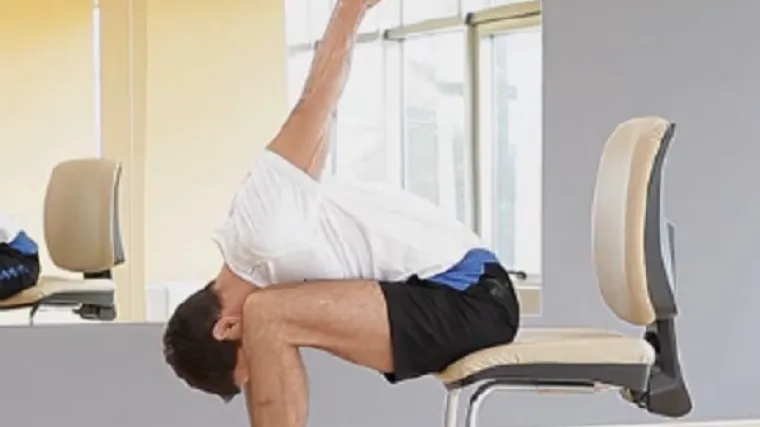 Nakon dugog sjedenja za radnim stolom, dobro se istegnite
