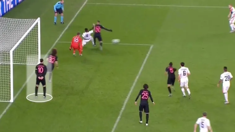 Pogledajte kako je Zlatan glavom spasio svoj gol!