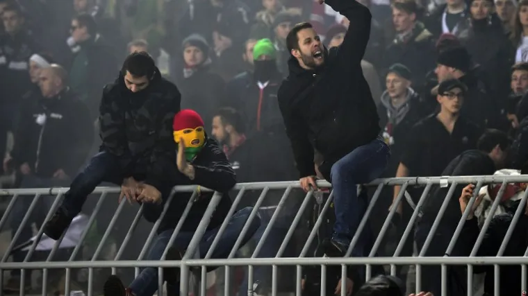 Navijači Partizana u&scaron;li u klub i potjerali Upravu!