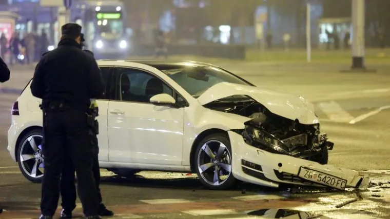 Kod Avenue Malla sudarili se vatrogasni kombi i auto