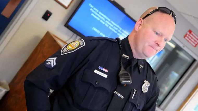 Umjesto pi&scaron;tolja, policajac izvadio novčanik i platio sve &scaron;to je uzela