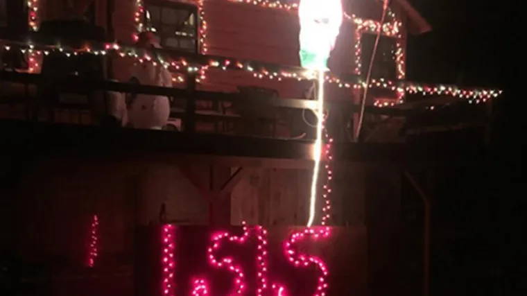 Kontroverzni ukras: Djed Božićnjak urinira po ISIL božićnim lampicama