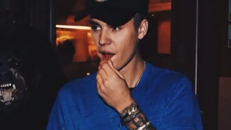 Pjevač nepoznatu djevojku posjeo na haubu i zadigao joj suknjicu