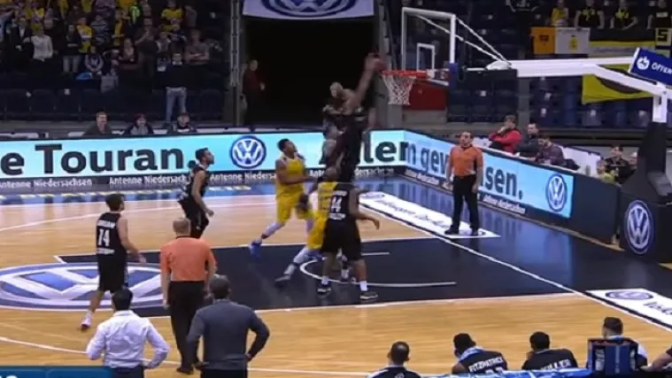 Ko&scaron;arka&scaron;ka zvijezda zakucala loptu u vlastiti ko&scaron;!