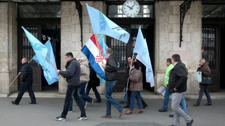 Željezničari prosvjedovali pred HŽ Cargom