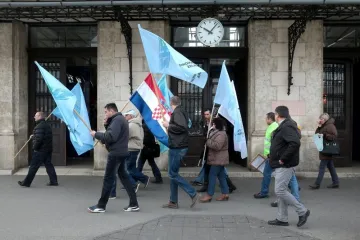 Željezničari prosvjedovali pred HŽ Cargom