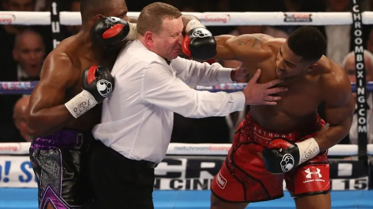 I sudac dobio batine na boksačkom spektaklu!