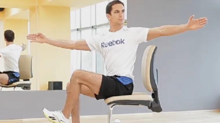 Razgibajte gornji dio tijela bez ustajanja sa stolice