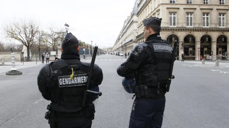 Policija pucala na automobil koji je naglo skrenuo, vozač uhićen