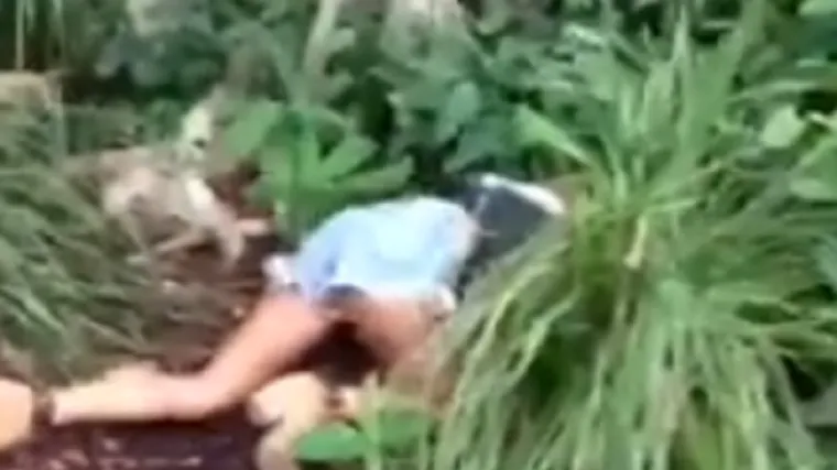 Dečko je svakodnevno 'maltretira', ali ona je i dalje s njim...