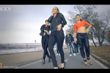 Nives u suradnji s novim bendom izbacila božićni singl: 'Pod bor želim samo zgodnog frajera!'