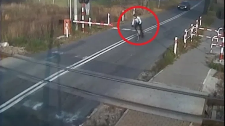 Pogledajte kako je biciklist uspio preživjeti sudar s brzim vlakom: dobio kaznu kad se oporavio