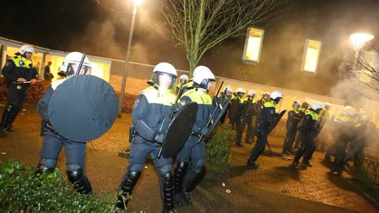 Bijesni Nizozemci prekinuli sastanak o izgradnji izbjegličkog centra: srušili ograde i upotrijebili pirotehniku