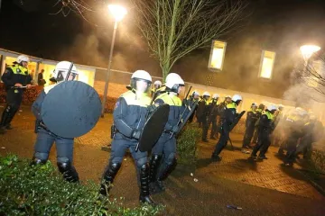 Bijesni Nizozemci prekinuli sastanak o izgradnji izbjegličkog centra: srušili ograde i upotrijebili pirotehniku