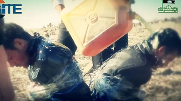 Jeziva snimka: džihadisti ISIL-a polili benzinom i zapalili džihadiste Al-Kaide