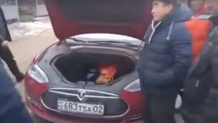 Nećete vjerovati što sve ljudi prevoze u Tesla automobilima